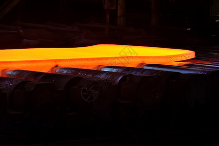 轧机钢厂素材输送器上热钢金属铸造生产线设备危险工厂输送带冶金技术轧机背景