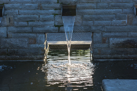 墙缝花园池塘的供水园景大自然植物瀑布石墙灌木水位庭园设计灯光背景