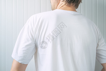 身穿白色白恤衫的成年男子背后背景图片