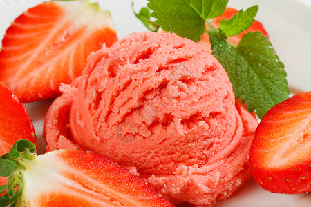红豆草莓冰淇淋草莓凉花冰淇淋水果库存甜点树叶红色薄荷背景