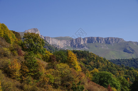 亚美尼亚 Dilijan 国家公园的全景森林和岩石高清图片