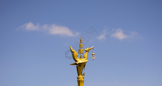 泰国的灯架或照明灯具雕像文学文化旅行天鹅宗教公园水泥建筑学金子街道背景图片