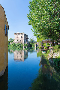在Mincio河上建造中世纪背景图片
