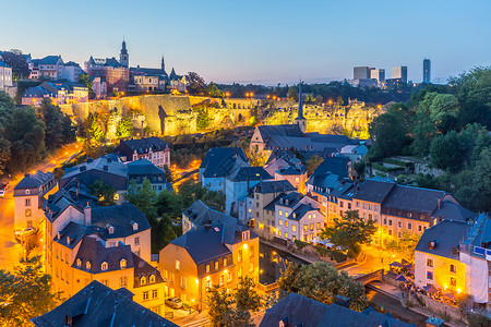 经济之都毛笔字卢森堡市之夜天空地面历史性圆顶建筑大教堂旅游城市堡垒教会背景