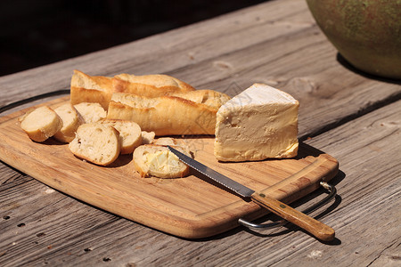 法国面包和三乳奶油干酪起动机小菜小吃砧板背景图片
