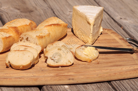法国面包和三乳奶油干酪小吃小菜起动机砧板背景图片