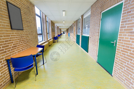 大学建筑的漫长空旷走廊;高清图片