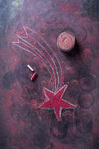 红星月光庆典反射黑板装饰品红色粉笔背景图片
