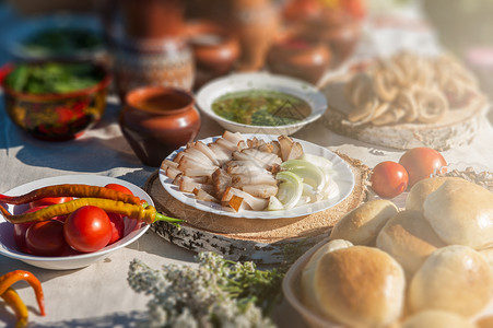 俄文配有食物的表格奶油早餐包子桌子蜂蜜文化厨房黄瓜蔬菜酸奶碗高清图片素材
