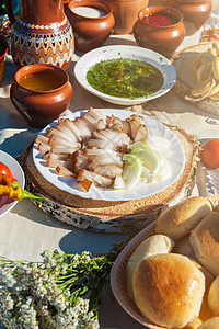 俄文配有食物的表格文化国家盘子黄瓜厨房桌子美食早餐野餐饼子乌克兰高清图片素材