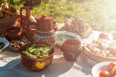 俄文配有食物的表格文化美食包子饼子厨房奶油桌子蔬菜黄瓜早餐野餐高清图片素材