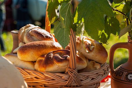 俄文配有食物的表格黄瓜面包蜂蜜美食蔬菜饼子国家野餐文化包子俄罗斯高清图片素材