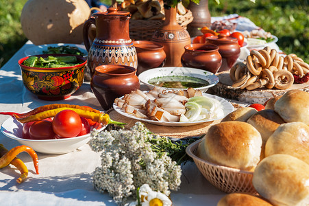 俄文配有食物的表格文化黄瓜厨房面包包子奶油桌子国家野餐饼子蔬菜高清图片素材