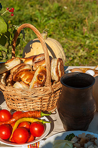 俄文配有食物的表格厨房桌子包子饼子蔬菜面包午餐文化覆盆子野餐碗高清图片素材