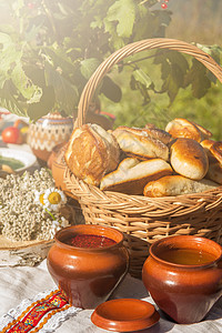 俄文配有食物的表格盘子黄瓜美食包子饼子覆盆子早餐桌子面包野餐健康高清图片素材