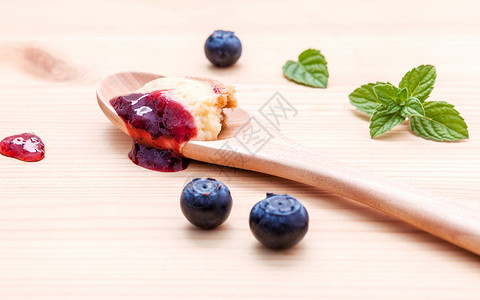 水果果酱刨冰蓝莓芝士蛋糕以木勺子和新鲜米糕点美食面包浆果小酒馆杂货店甜点焦糖营养小吃背景