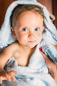 男孩宝宝被绑在毛巾里孩子高清图片素材