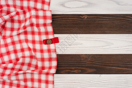 木桌上的红色折叠桌布织物床单纺织品检查餐巾橡木餐厅菜单木头边界背景图片