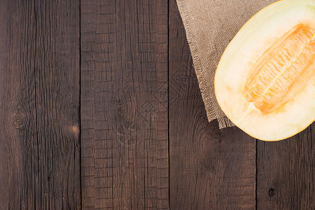 盘子在老木板桌上食物蔬菜美食桌子水果甘露农业黄色甜点木头背景图片