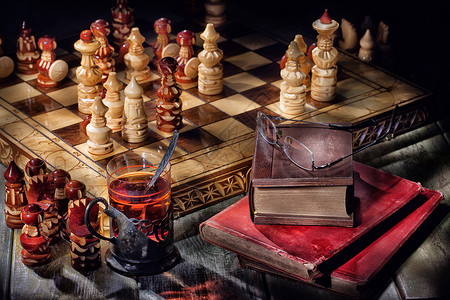 象棋 茶叶和书工作室勺子木头女王眼镜饮料团体金属玻璃液体背景图片