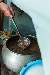 在俄罗斯炉灶中做饭食物木头房子炉石国家家庭铸铁黏土面包美食背景图片