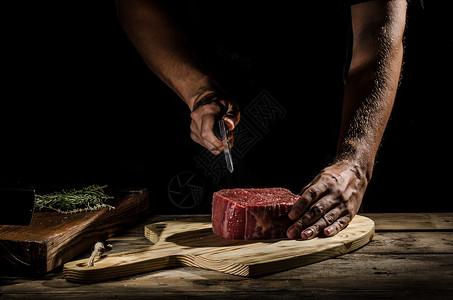 厨师屠夫准备牛肉牛排美食男性成人牛肉木板职业牛扒酒店食物盘子背景图片