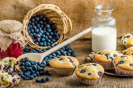牛奶松饼蓝莓松饼南瓜甜点芯片烹饪杯子食物早餐桌子牛奶巧克力背景