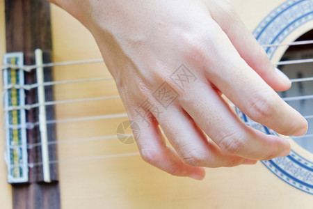弹吉他休闲娱乐活动演员吉他音乐家音乐乐器指板艺术家背景图片