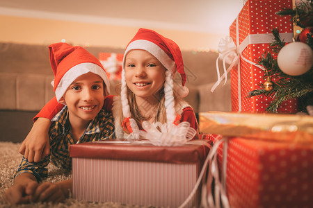 圣诞节时间孩子礼物家庭拥抱女孩兄弟水平幸福新年庆典喜悦高清图片素材