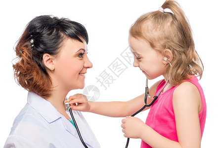 在接待一个微笑的医生时 问心无愧的女学龄前女孩高清图片