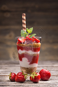 草莓酸酸奶甜点玻璃燕麦食物水果小吃营养早餐高清图片
