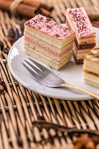 多层小型蛋糕糕点诱惑巧克力盘子食物奶油装饰背景图片