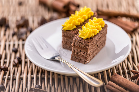 深巧克力蛋糕白色甜点盘子食物黄色可可背景图片