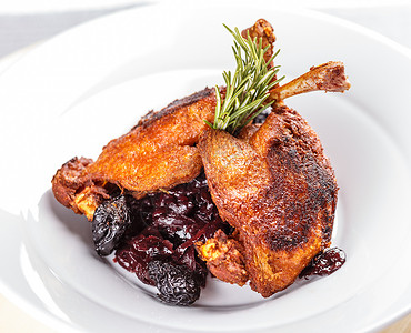 烤鸭鼓棒火鸡午餐家禽食物盘子鸡腿红色迷迭香背景图片