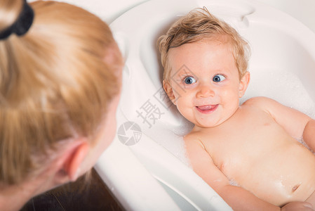 洗澡时的母亲和小婴儿男孩高清图片
