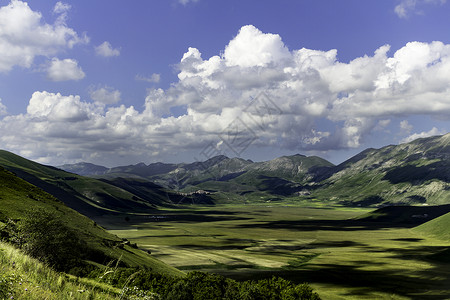 马尔凯夏天亚平宁山脉高清图片