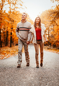 森林秋季红色叶子季节幸福享受微笑阳光背景图片
