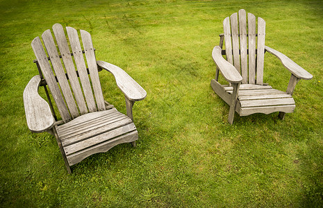 龙椅椅子木椅两张阿迪隆达克椅子花园木椅花园椅白色红叶灌木红色植物背景