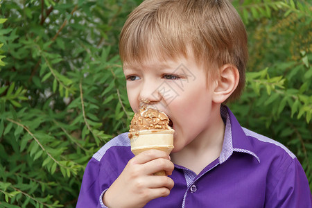 金发孩子吃冰淇淋背景图片