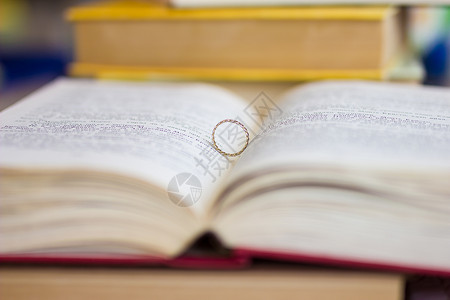 圣经里的结婚戒指圆圈古董珠宝婚姻圆形婚礼乐队订婚夫妻仪式背景图片