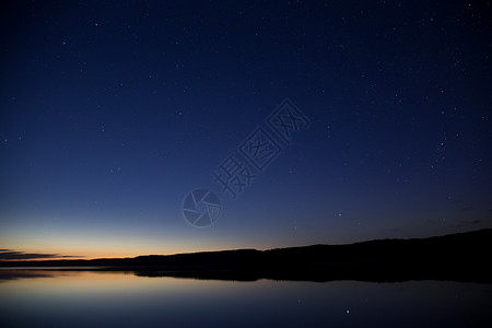 紫暮夜湖照片天空风景蓝色地平线月光反射高清图片