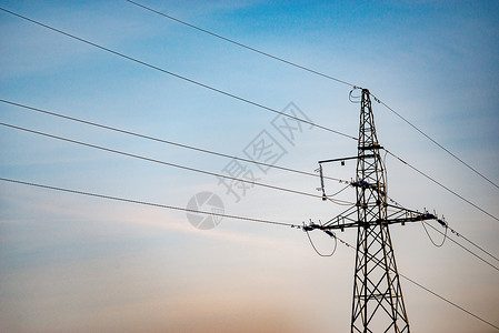 高压电电塔金属植物工业电力变压器线路网格天空电缆活力白色的高清图片素材