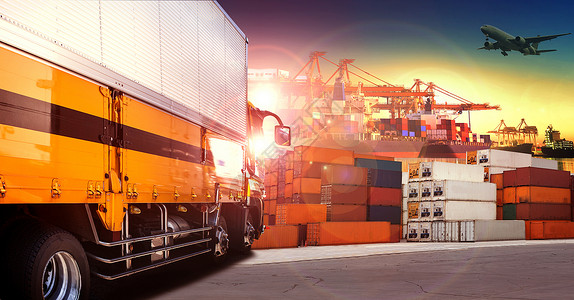 集装箱卡车在航运港口 集装箱码头和货车飞机场蓝色起重机加载土地陆运院子空气飞行海洋背景图片