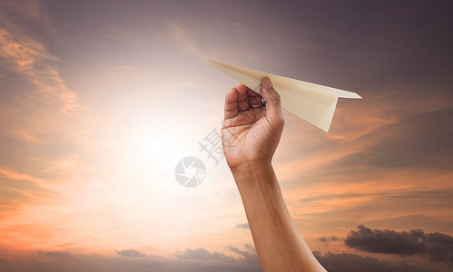 飞走一部分准备用手把纸上飞机扔到空气中端资讯自由一部分绿色身体发件场地天空手指喷射背景