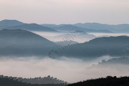 阿尔加维清晨的迷雾山远景天堂场景旅行风景情绪地平线天空环境爬坡背景