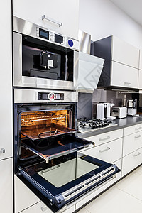 现代高塔厨房 开着门的烤炉奢华金属传感器感应器电器电烤箱房子橱柜煤气炉咖啡机背景图片