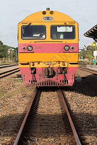 火车前面的列车前观景 在铁路轨道上停靠陆路旅行机器中心过境运输发动机路口陆运车站背景图片