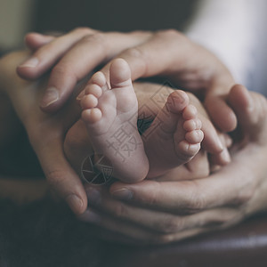 婴儿脚爸爸家庭妈妈戒指孩子小孩背景图片