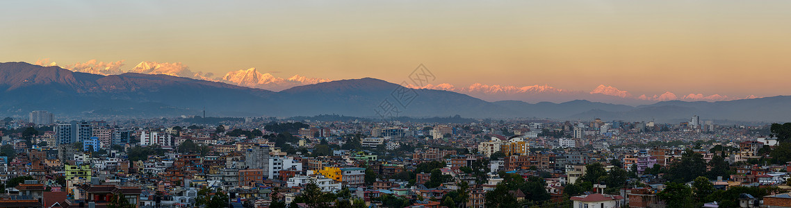 加德满都市和喜马拉雅山全景高清图片