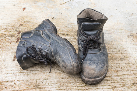 安全皮鞋劳动鞋类男人高跟鞋尘土工人工作地面草地黑色背景图片
